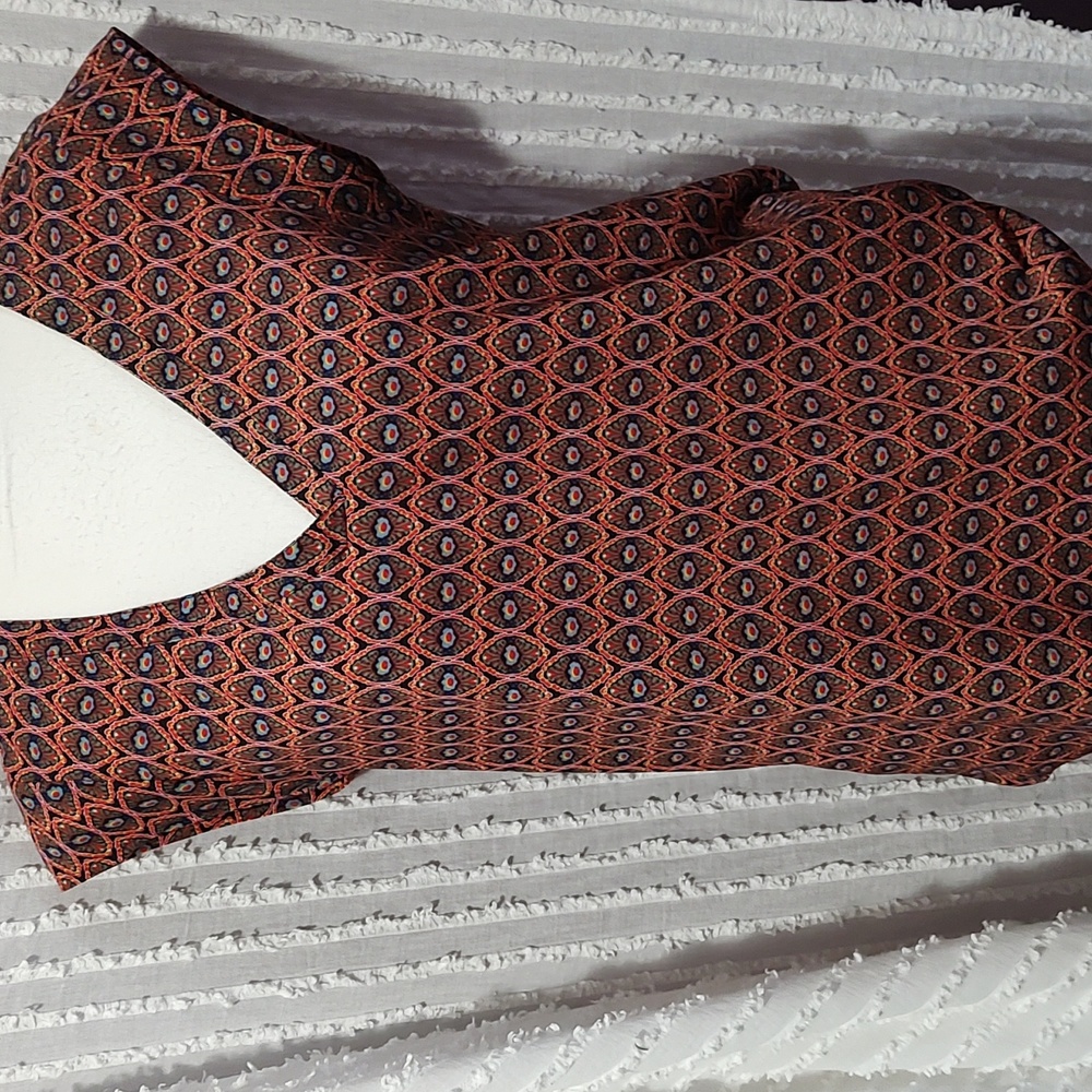 Daniel Rainn Top Women's Small. Lightweight 100% polyester. Like new.
